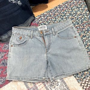 VINTAGE LEVI SIGNATURE DENIM SHORTS - women’s size 8